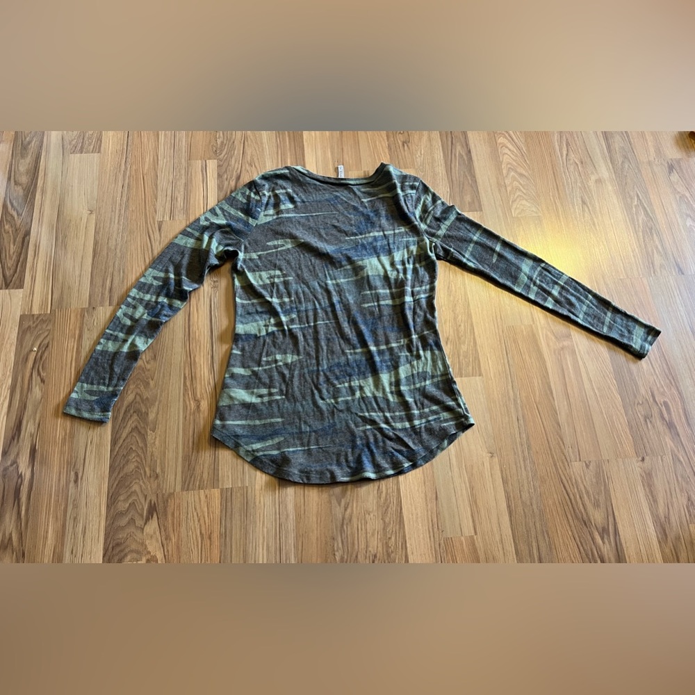 Women’s Camo Long Sleeve V Neck Top 💚🧡🖤 - Picture 6 of 6
